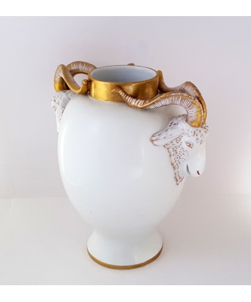 Waza porcelanowa złocona z głowami kozłów Furstenberg z I połowy XX wieku