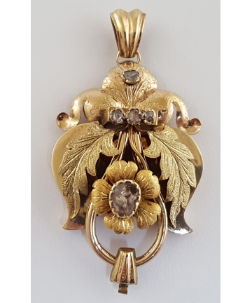 Złoty medalion secesyjny z około 1880 roku, zdobiony rautami oraz rozetami diamentowymi 0,70 ct