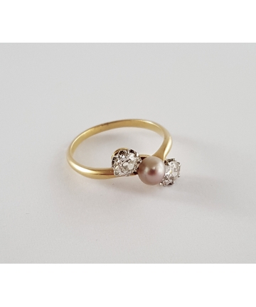 Złoty pierścionek zdobiony 2 diamentami oraz naturalną perłą z lat 30-tych XX wieku