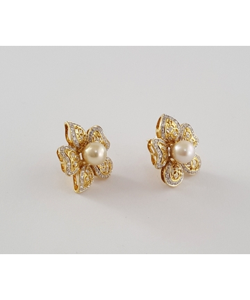 Złote kolczyki w typie Chopard z perłami oraz brylantami