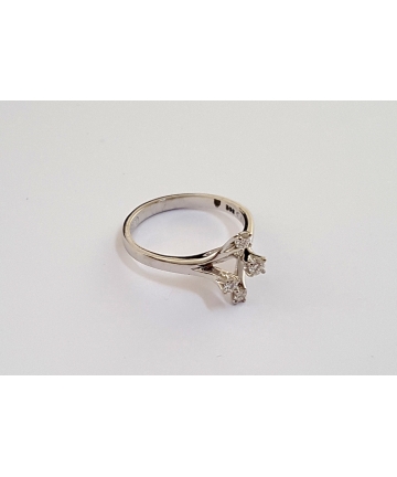 Złoty pierścionek w stylu Tiffany zdobiony brylantami 0,18 ct