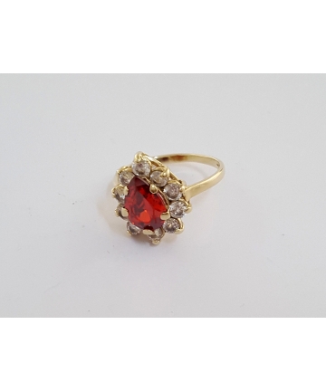 Złoty pierścionek zdobiny kamieniem o barwie rubinu i cyrkoniami, rozmiar 10