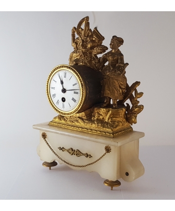 Zegar kominkowy z XIX wieku, zdobiony rzeźbą z brązu złoconego na podstawie z alabastru