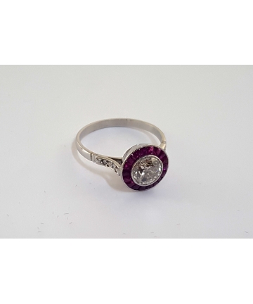 Platynowy pierścionek Art deco zdobiony brylantem 1,1 ct, diametami oraz rubinami, rozmiar 17
