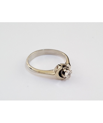 Złoty pierścionek w stylu Tiffany, zdobiony brylantem 0,20 ct, sygnowany GUW