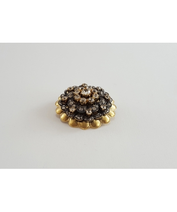 Złota broszka w typie FABERGE zdobiona brylantami oraz diamentami łącznie 4 ct z około 1900 roku