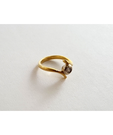 Złoty pierścionek zdobiony brylantem 0,13 ct, rozmiar 5