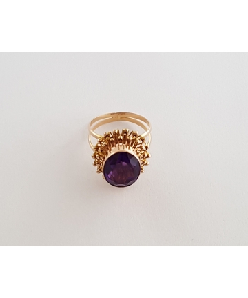 Złoty pierścionek zdobiony kamieniem jubilerskim o barwie aleksandrytu, rozmiar 12