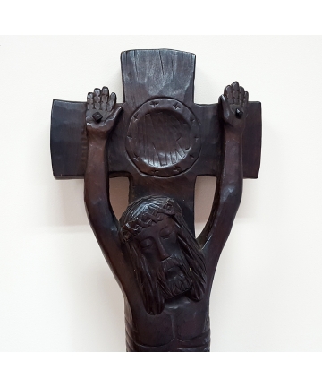 Krucyfiks rzeźbiony w drewnie autorstwa Władysława Trojana