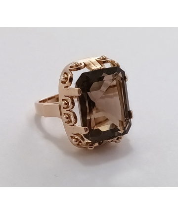 Złoty pierścionek zdobiony kwarcem dymnym 14 ct z lat 60-tych XX wieku