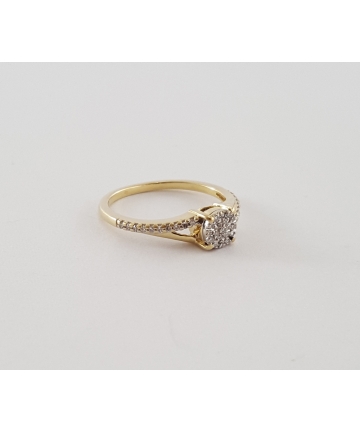 Złoty pierścionek zdobiony 39 brylantami łącznie około 0.20 ct