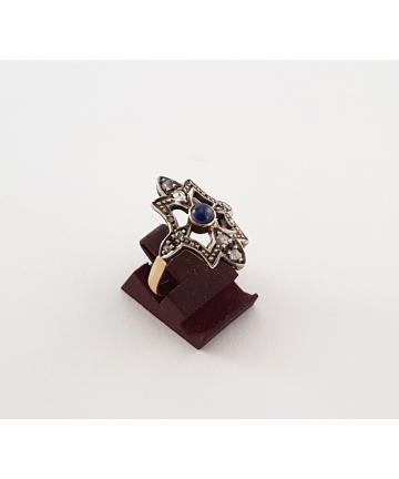 Złoty pierścionek zdobiony szafirem oraz rautami diamentowymi z lat 60-tych XX wieku