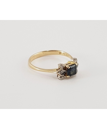 Złoty pierścionek próby 18K zdobiony 6 diamentami 0,10 ct oraz szafirem 0,35 ct