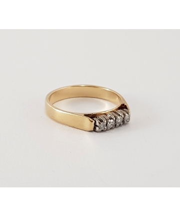 Złoty pierścionek pr. 750 zdobiony 4 brylantami i diamentami 0,11 ct