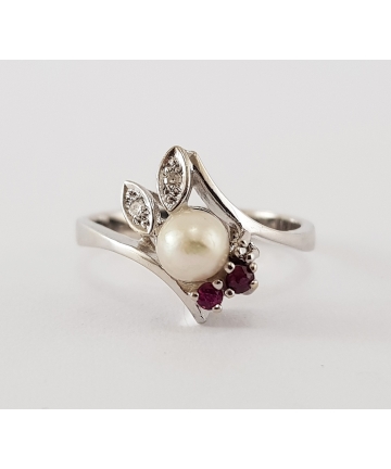 Złoty pierścionek zdobiony perłą fi 5 mm, 2 diamentami 0,02 ct oraz 2 rubinami 0,06 ct - lata 70-te XX wieku