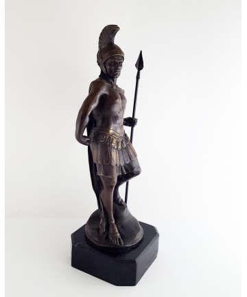 Figura z brązu - wojownik antyczny na cokole z granitu, wysokość 39 cm