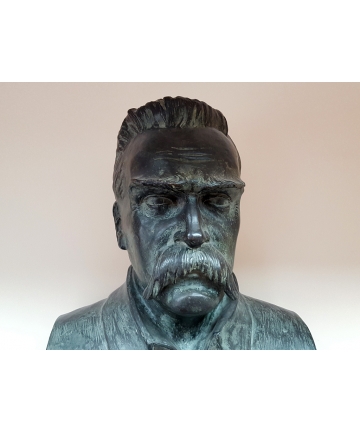 Popiersie - pomnik J. Piłsudskiego autorstwa Stanisława Jackowskiego z lat 30-tych